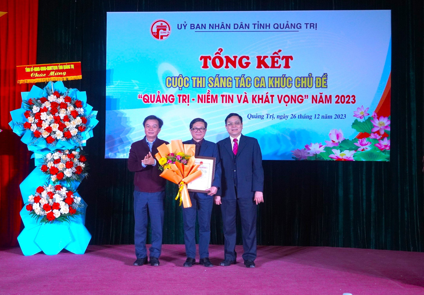 Ph&oacute; Chủ tịch Thường trực HĐND tỉnh Nguyễn Chiến Thắng v&agrave; Ph&oacute; Trưởng đo&agrave;n chuy&ecirc;n tr&aacute;ch Đo&agrave;n ĐBQH tỉnh Ho&agrave;ng Đức Thắng trao giải Nhất cho t&aacute;c giả ca kh&uacute;c &ldquo;Kh&aacute;t vọng Quảng Trị&rdquo; - Ảnh: L.T